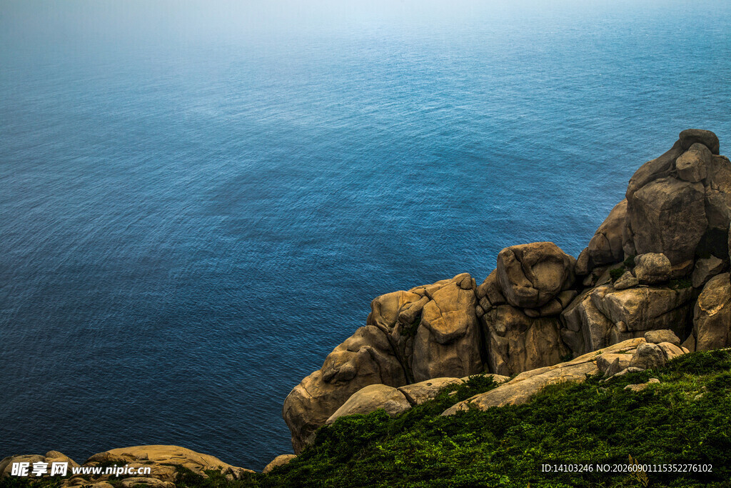 海边嶙峋岩石与广阔大海