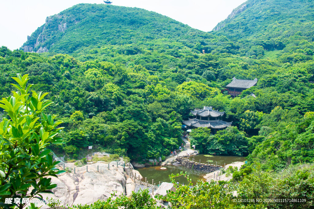 青山环抱中的古朴建筑