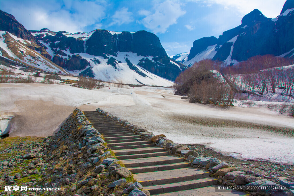雪山下的石阶美景