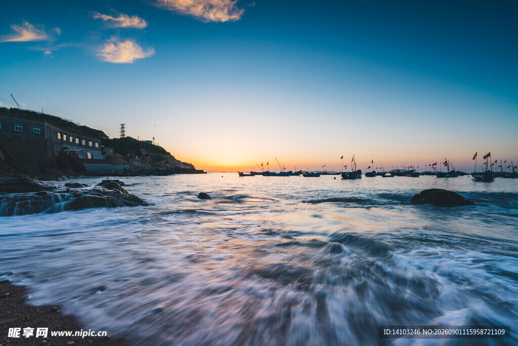 海边日落海浪翻涌的美景