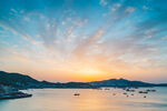 海边日落美景船只点缀