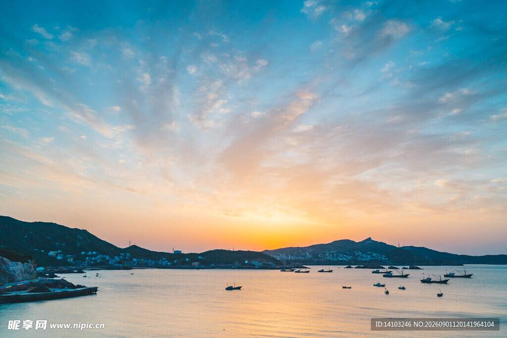 海边日落美景船只点缀