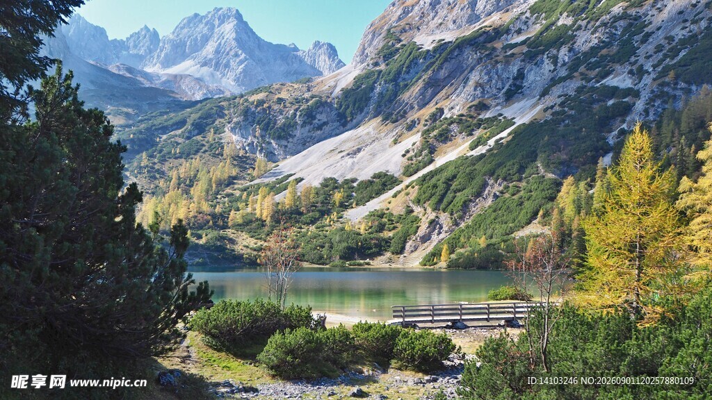 山间湖畔美景