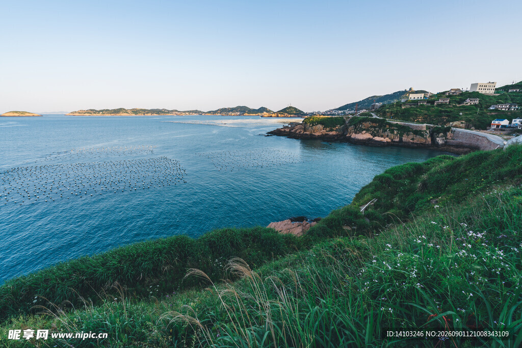 海岸风光绿意与碧海相映