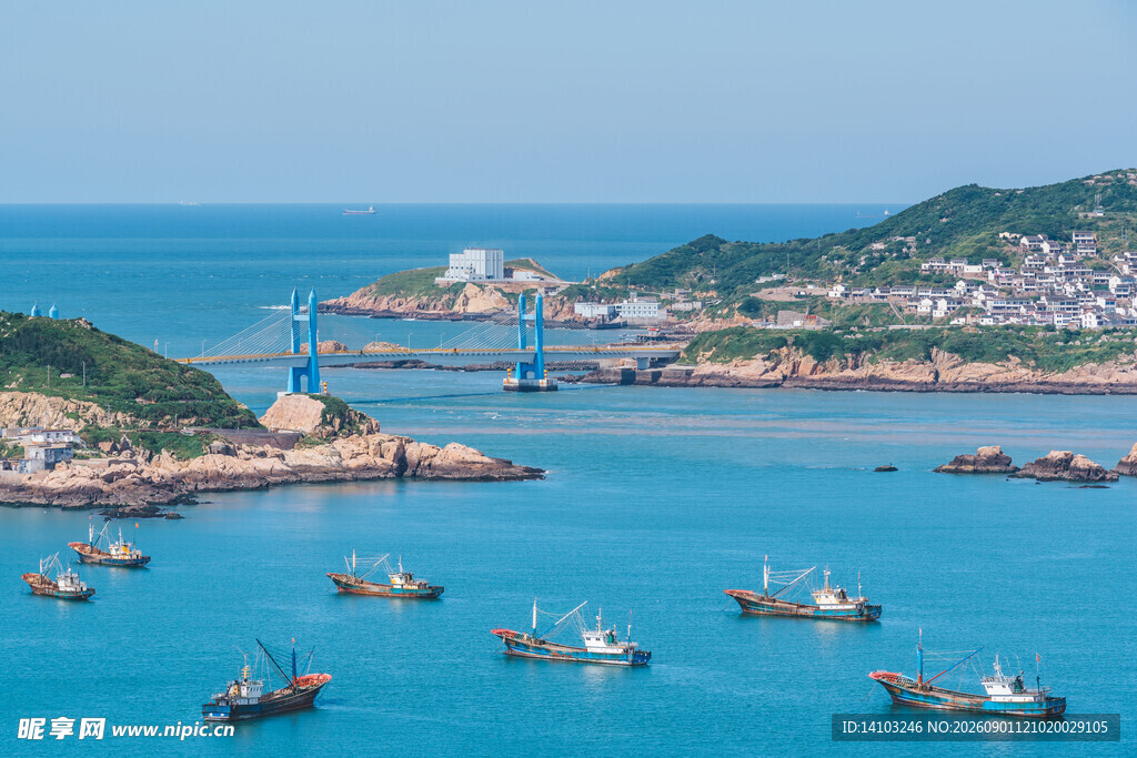海滨渔村渔船点缀蓝色海湾