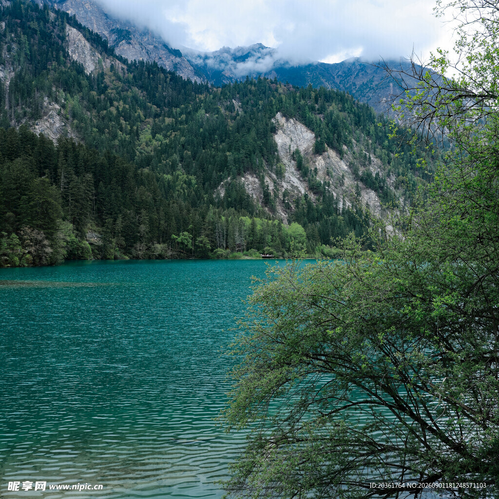 青山环抱的碧绿湖水