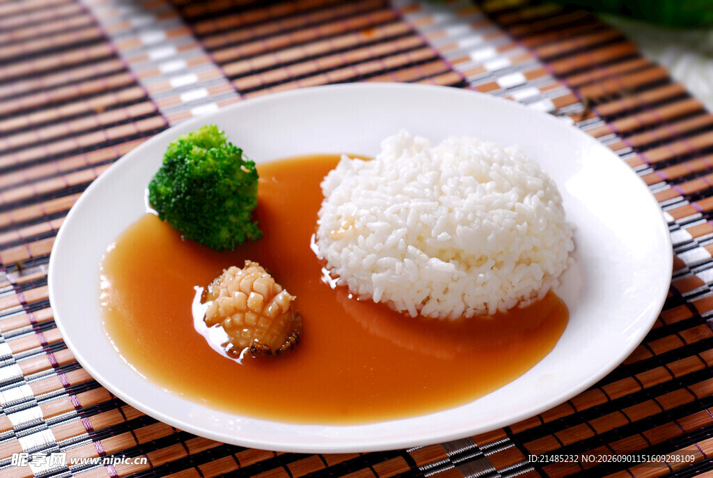 鲍汁捞饭配西兰花