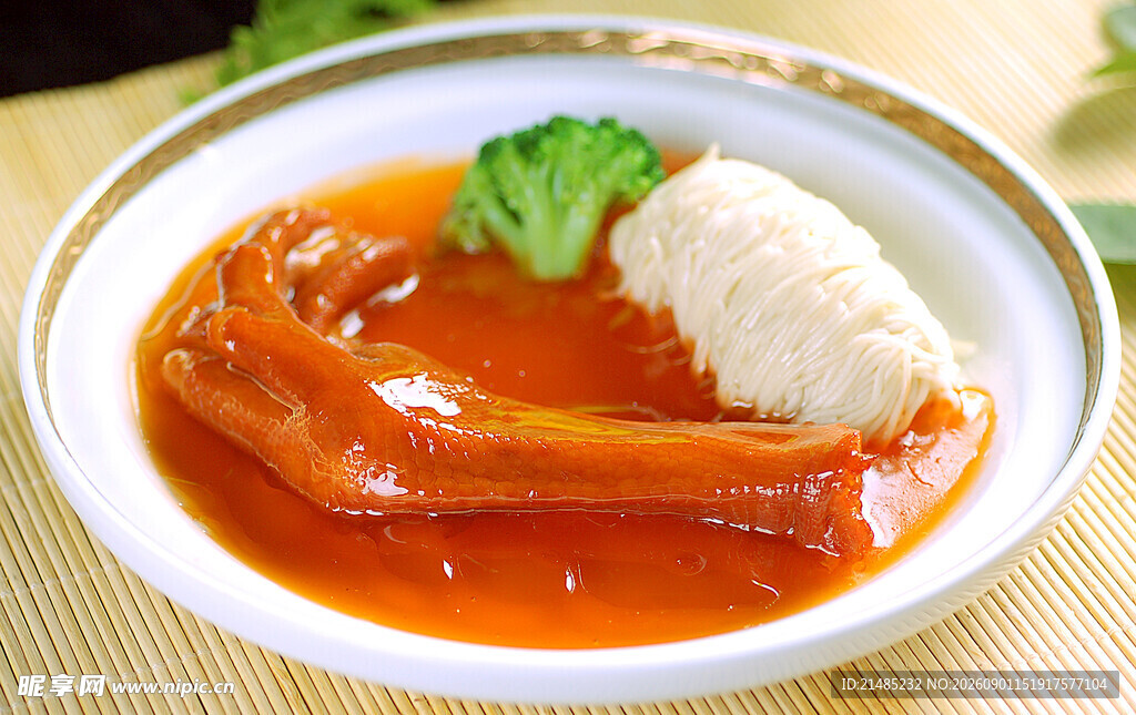 红烧鸭爪配米饭