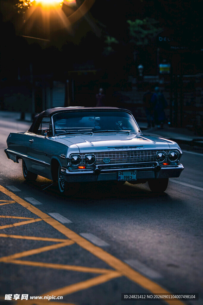夕阳下行驶的复古敞篷车