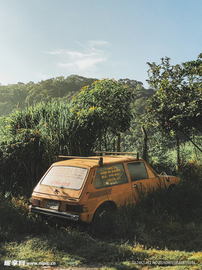野外停放的复古黄色汽车