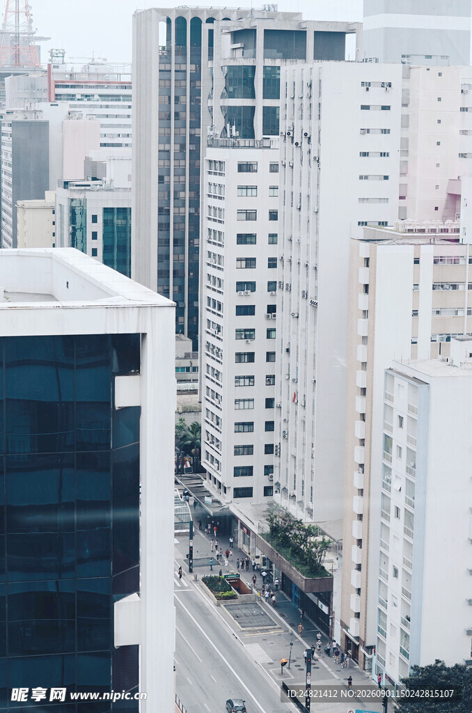 城市高楼与街道景观