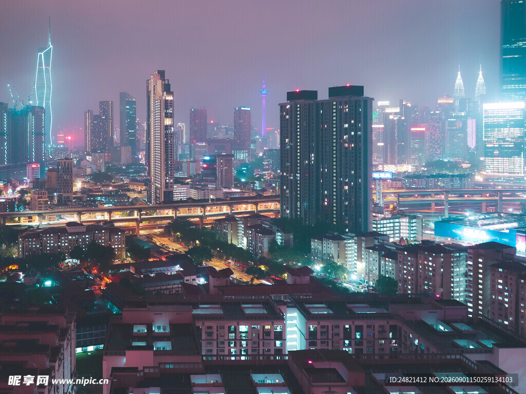 城市夜景中的新旧建筑对比