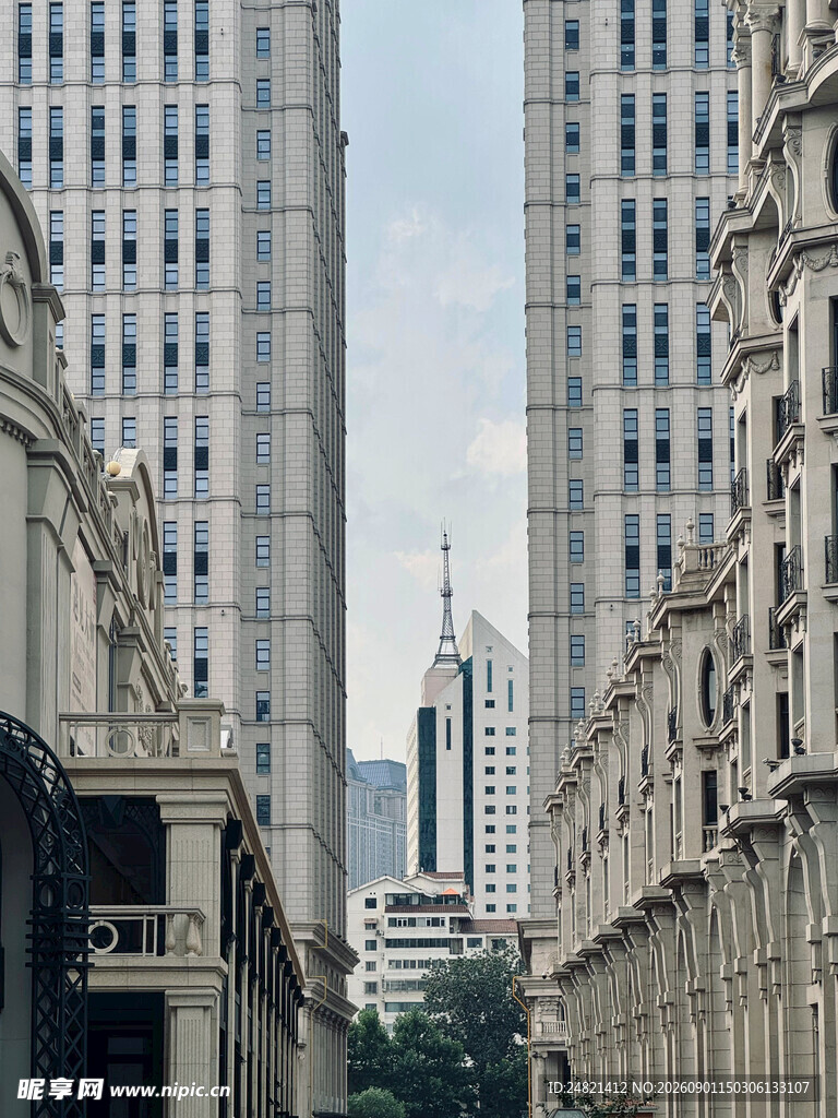 都市高楼林立的街道景观