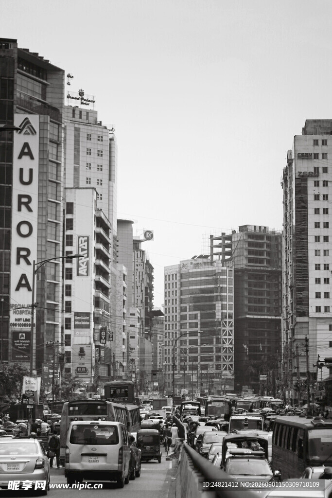城市繁忙街道交通景象