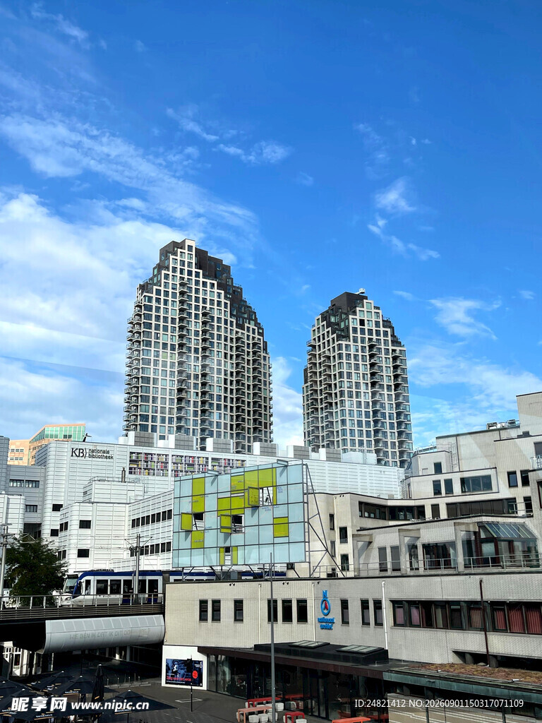 城市高楼与周边建筑景观
