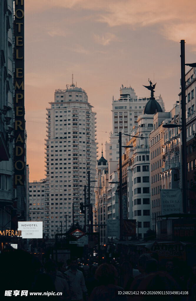 黄昏下的城市高楼景观