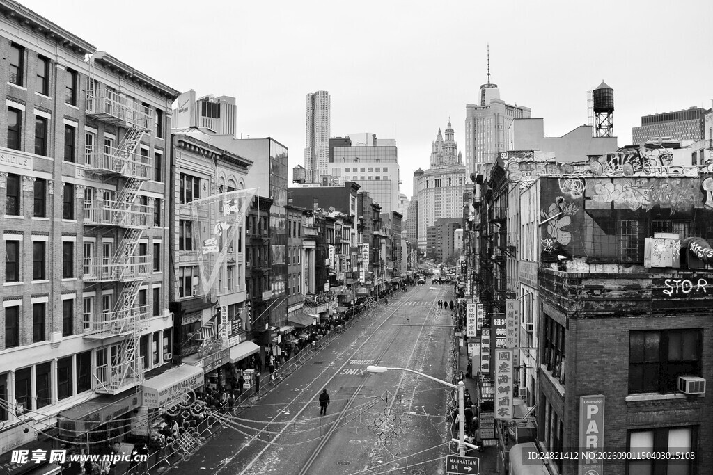 黑白视角下的城市街道景观