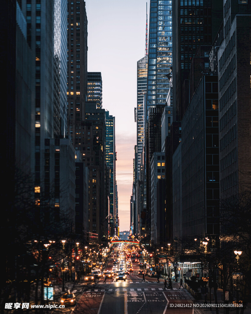 都市繁华夜景车流穿梭