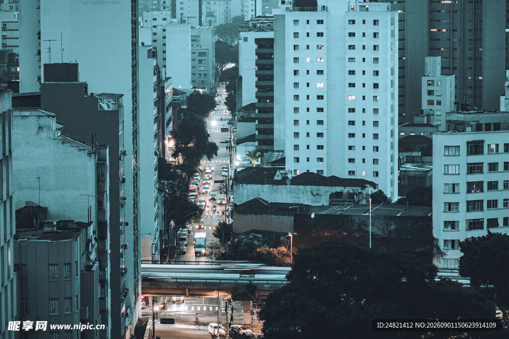 城市夜景中的繁忙街道