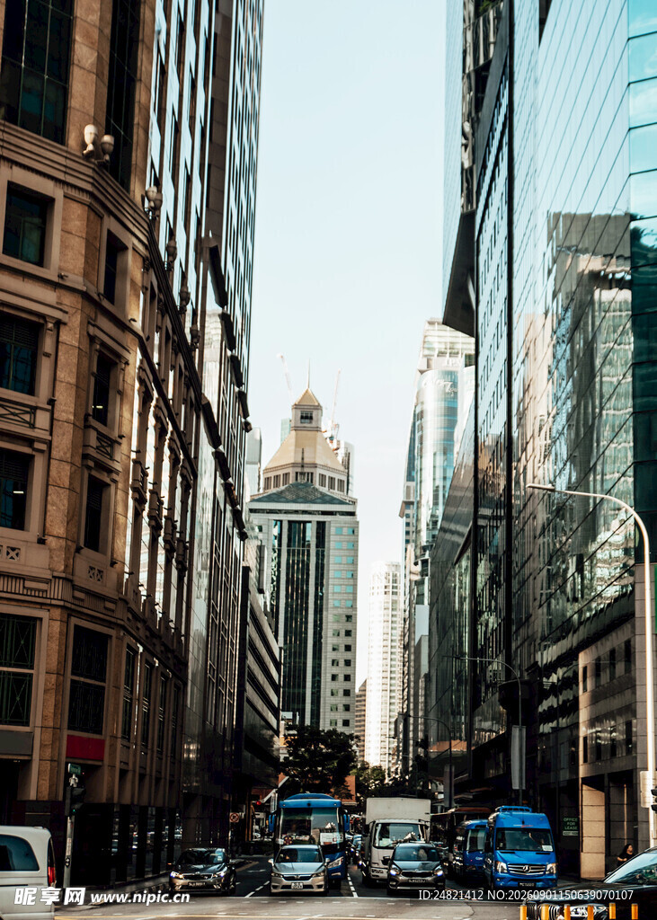 都市街道高楼林立景象