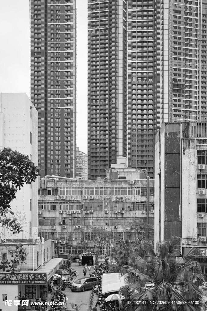 城市高楼与低矮建筑景观