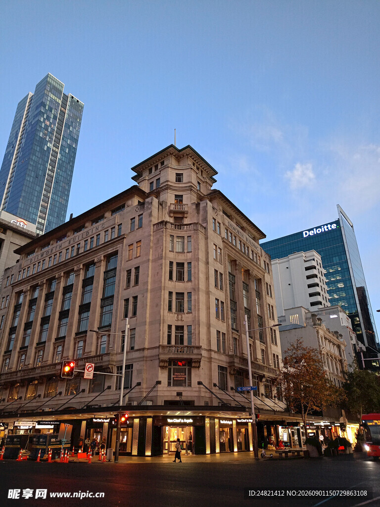 城市繁华街景中的复古建筑