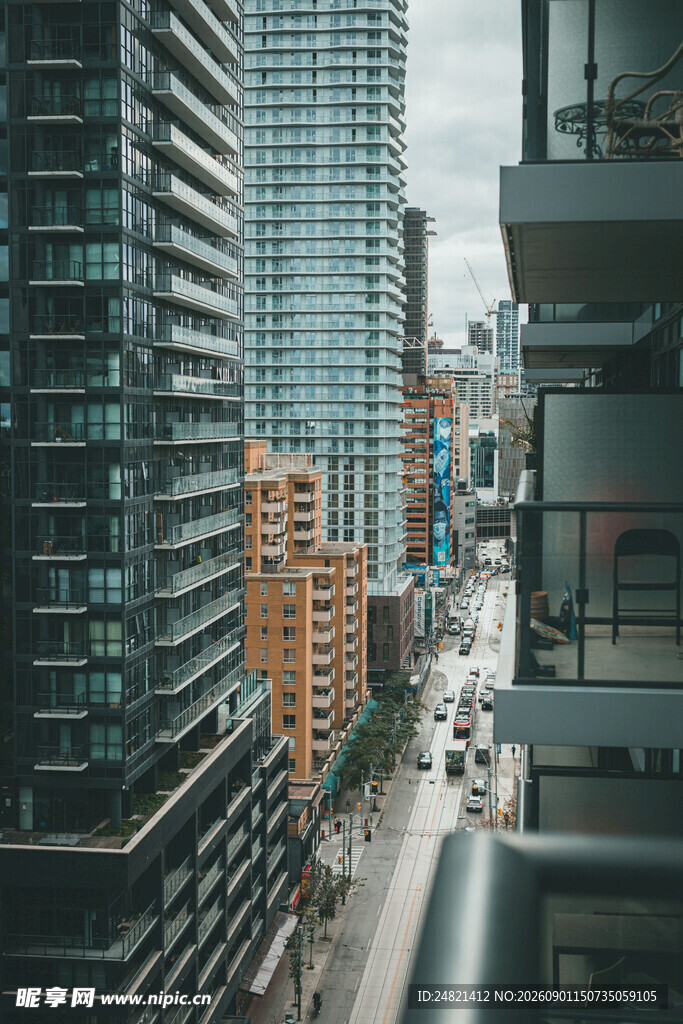 城市高楼间的街道景象