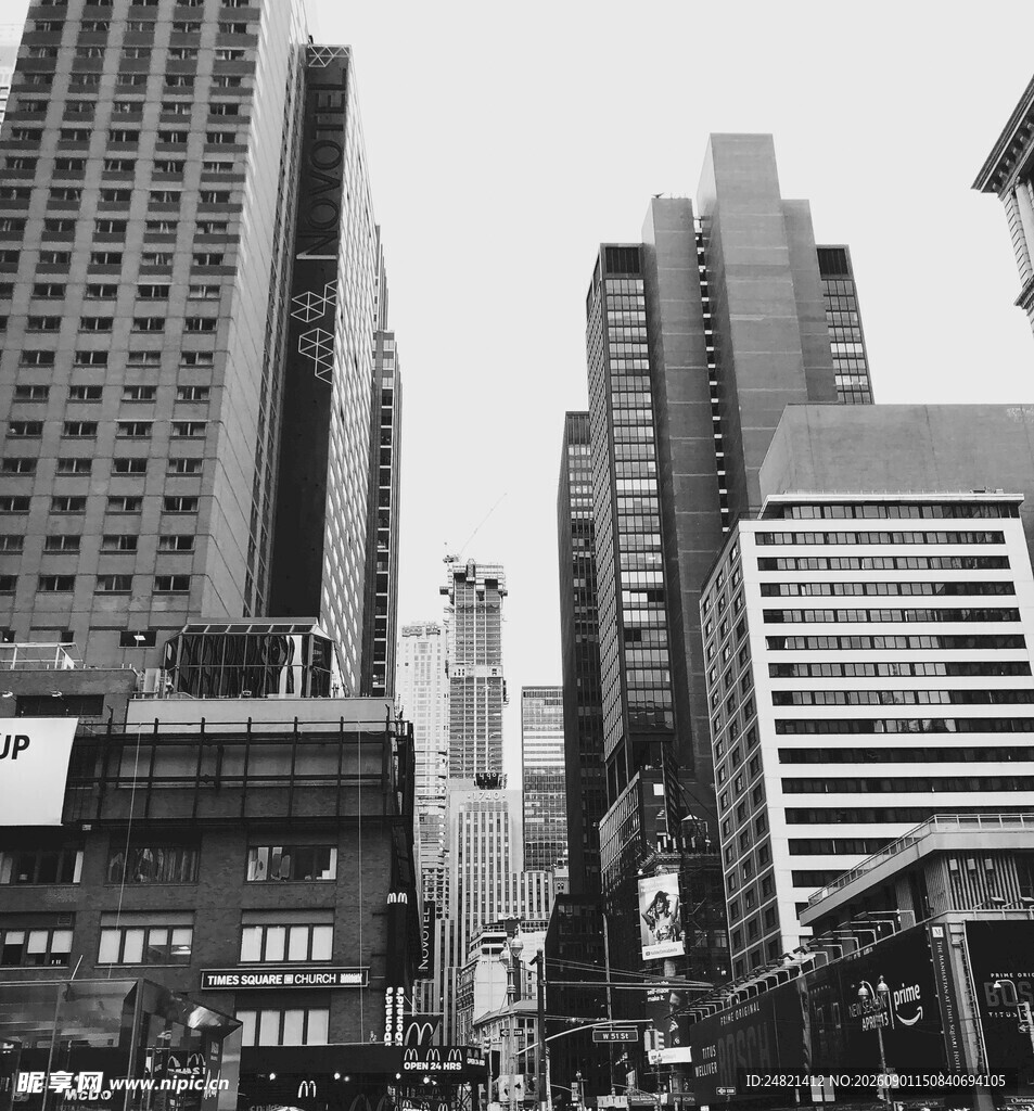 都市高楼林立的繁华街景