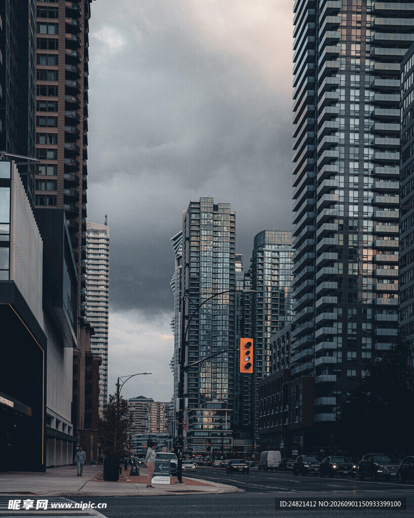 都市高楼林立的街道景象