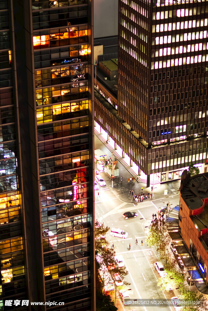 城市夜景中的繁华街道