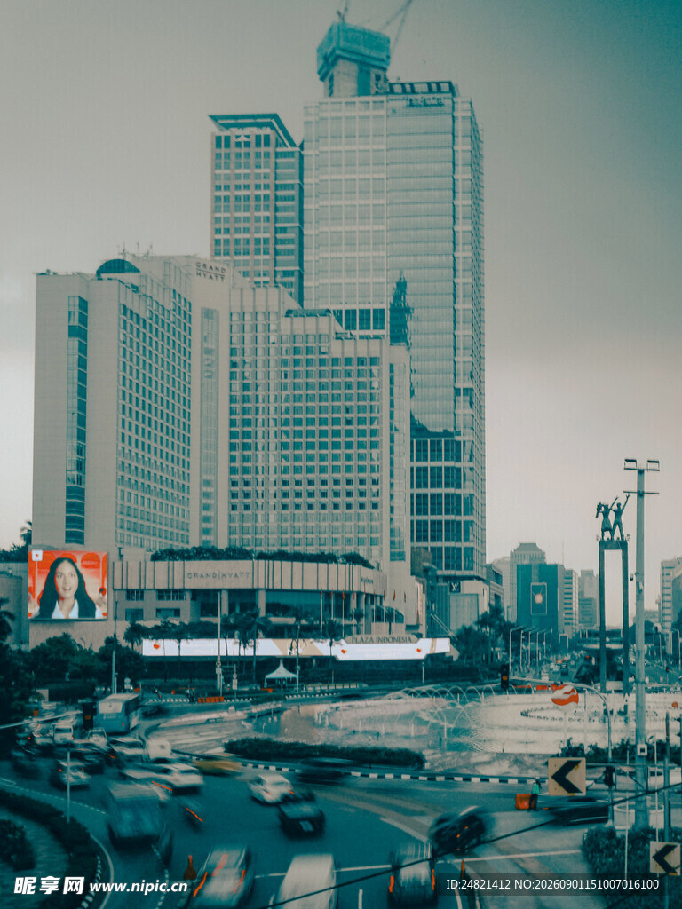 城市繁华高楼与街道景象