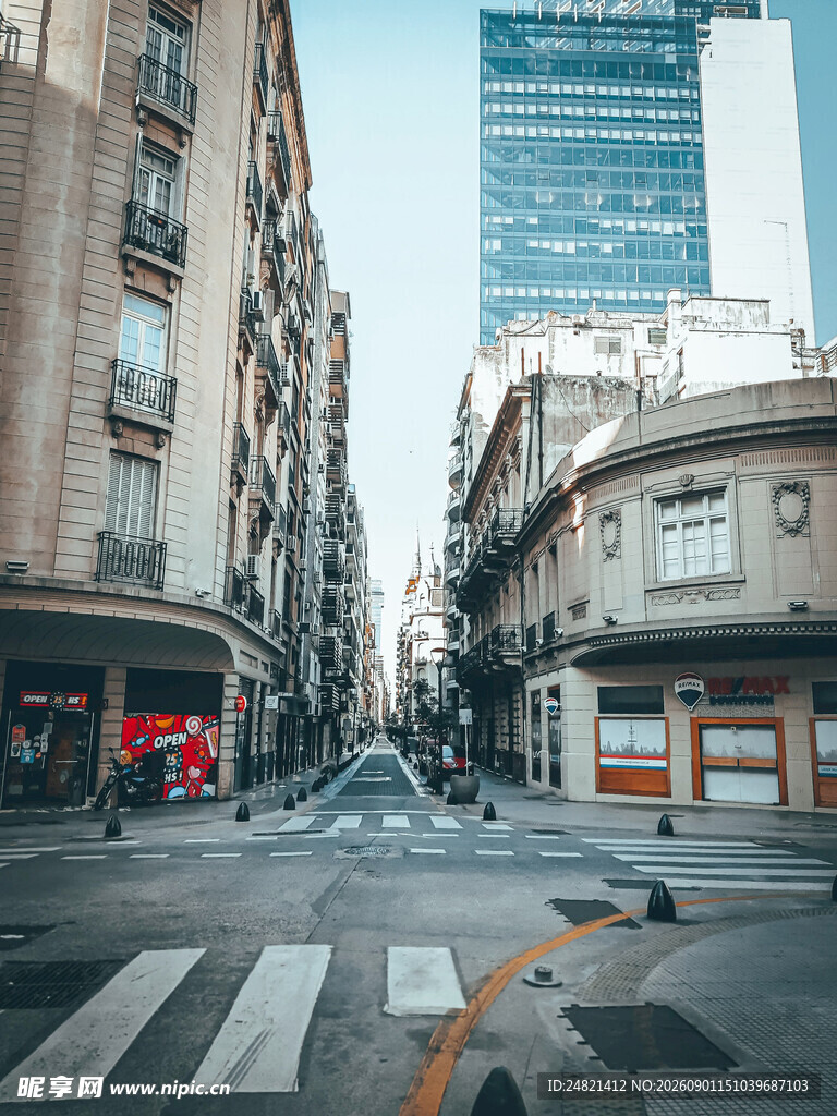 城市街道空荡的交叉路口