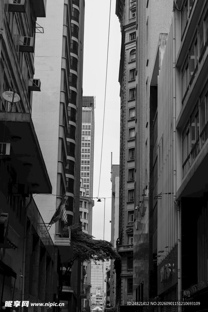 都市高楼间的狭窄街道