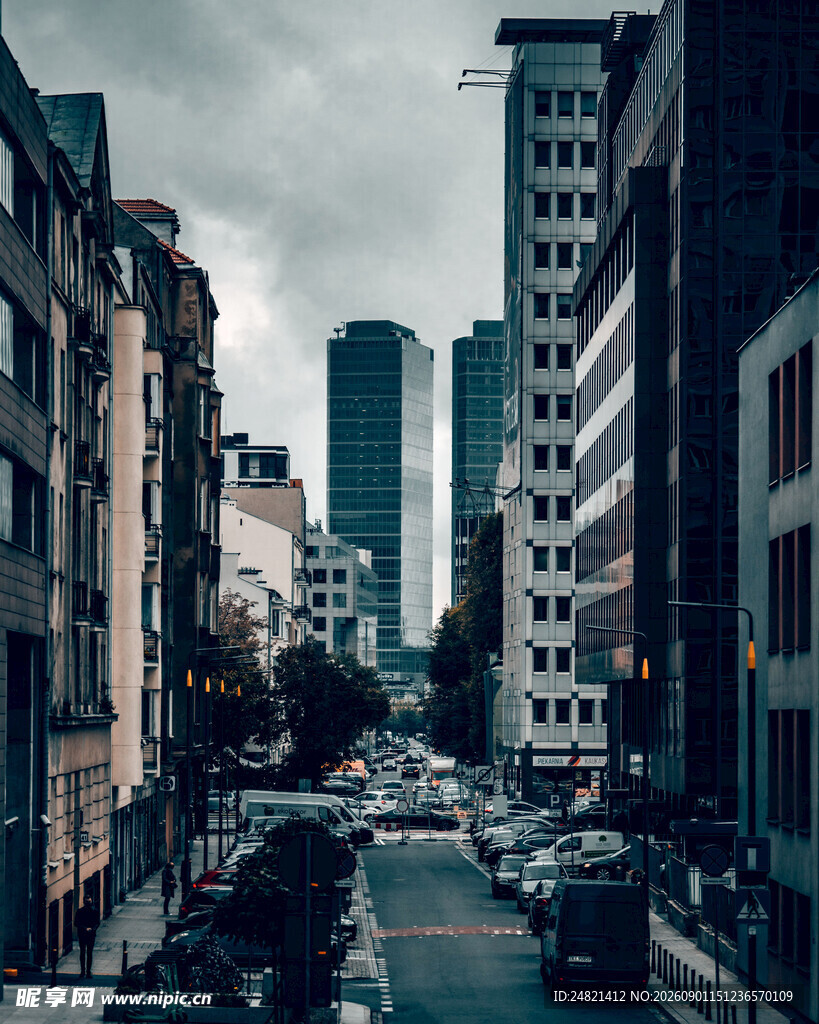 城市街道高楼间的车流