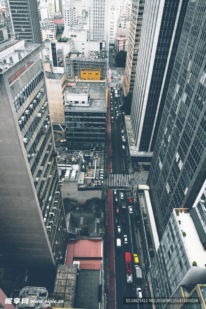 俯瞰城市繁忙街道景象