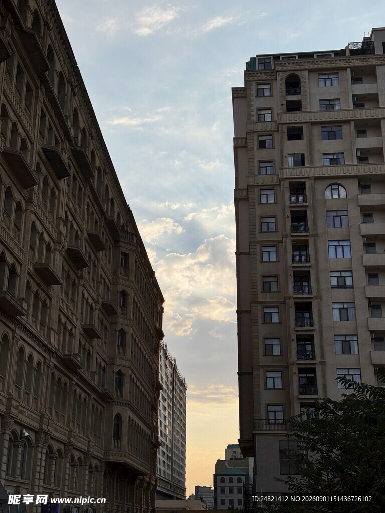 城市中的两栋高楼建筑