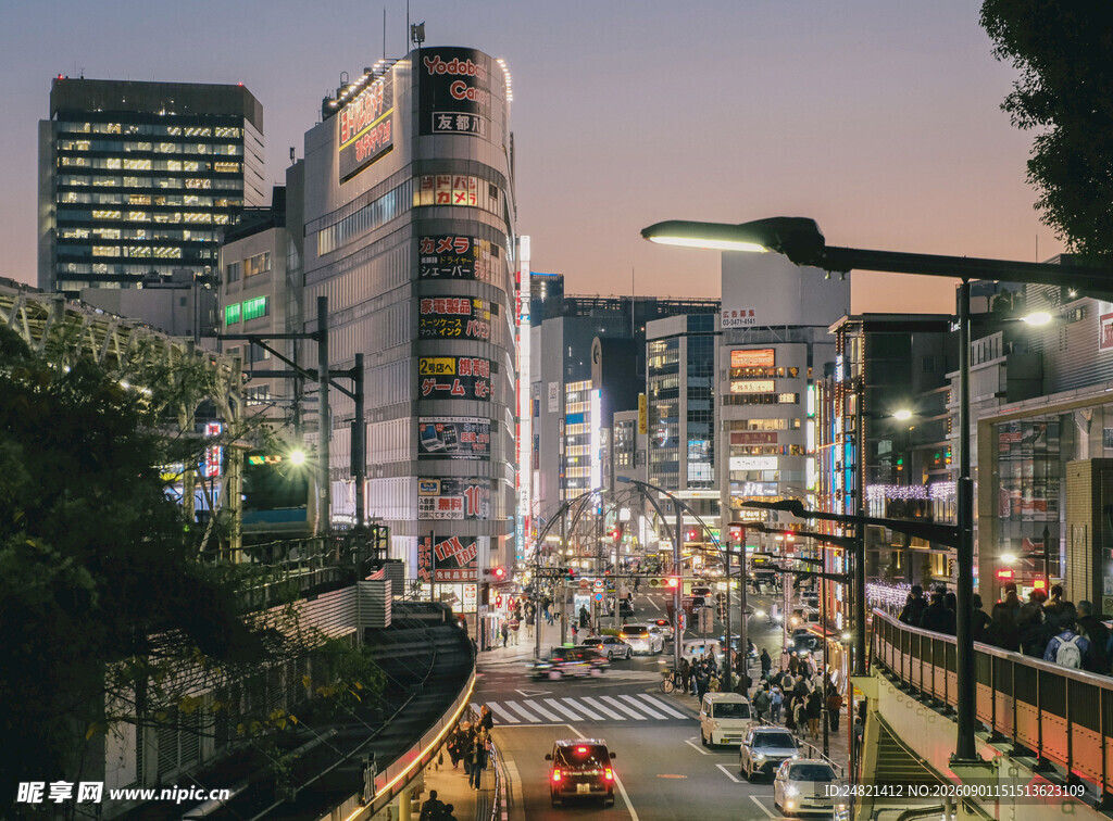 都市夜幕下的繁华街道