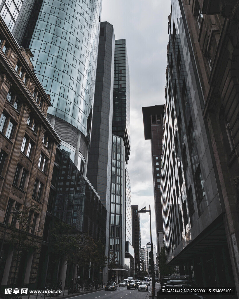 都市高楼林立的街道景象