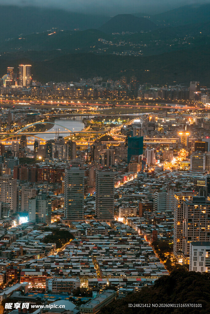 城市璀璨夜景俯瞰图