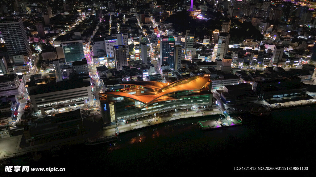 城市夜景中的璀璨建筑