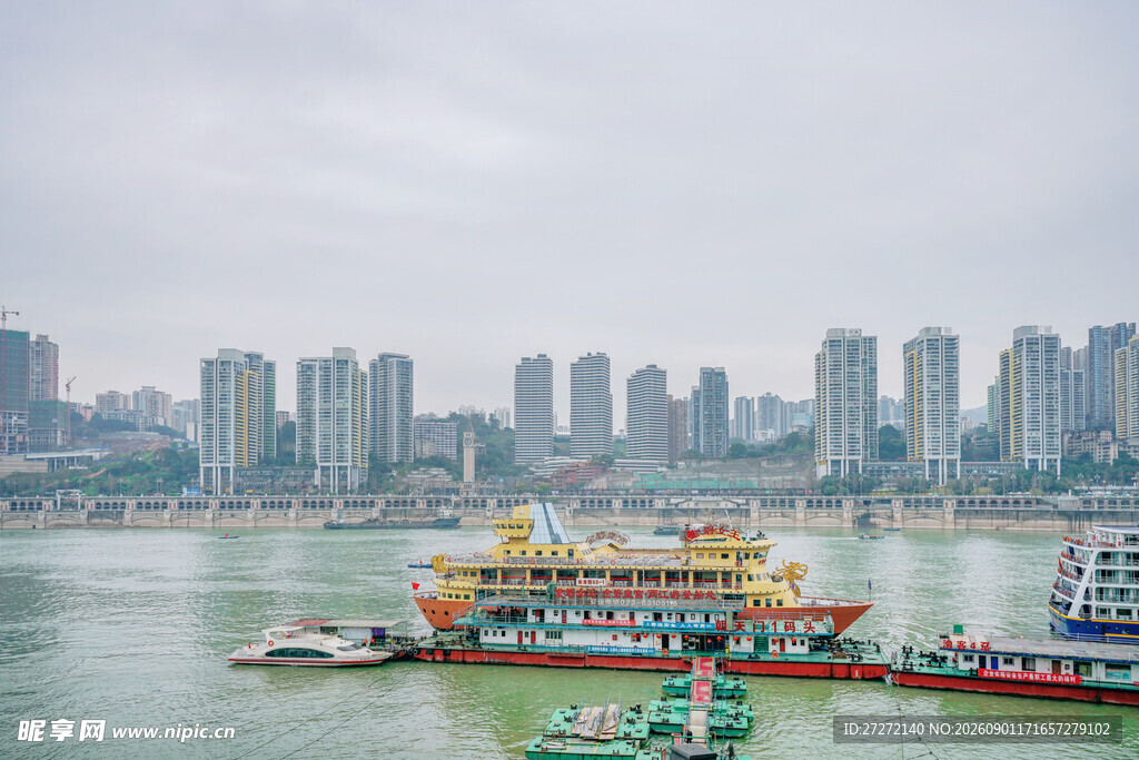 江边城市景观与船只