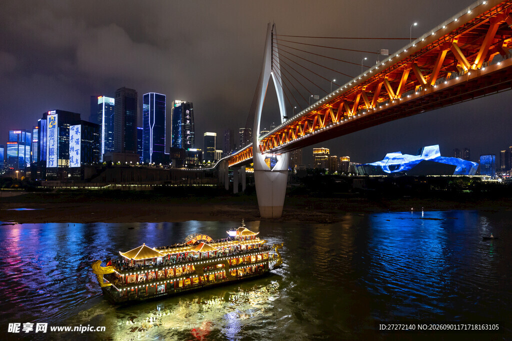 重庆夜景中的桥梁与游船