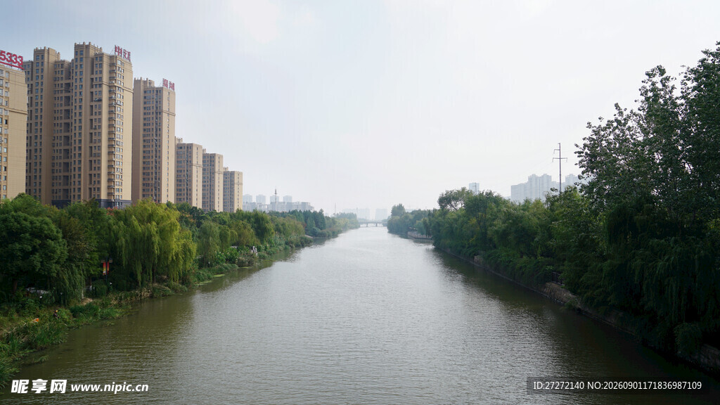 河畔高楼林立的城市风光