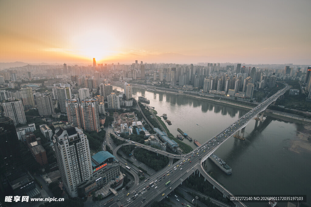 城市河畔日落壮丽景观