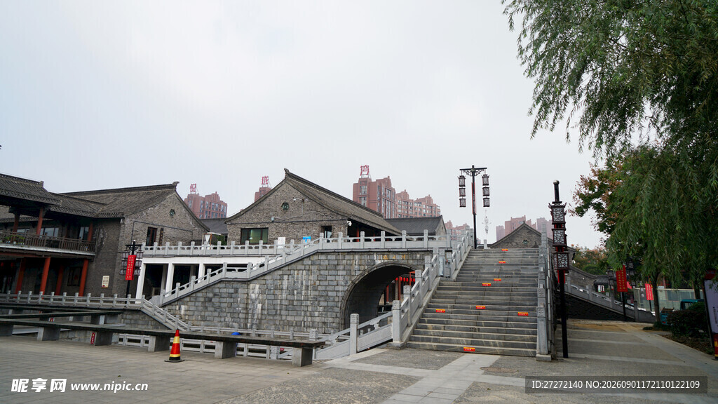 古桥旁的中式传统建筑景观