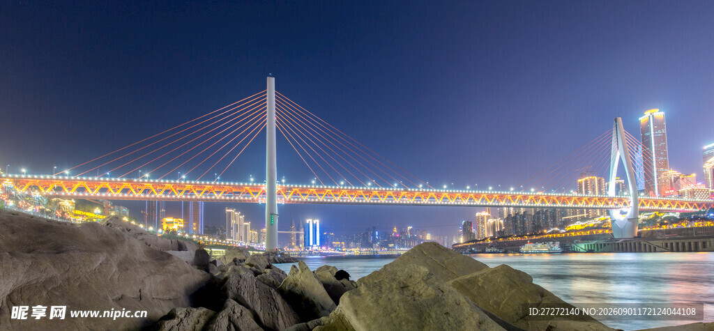 城市夜景中的璀璨桥梁