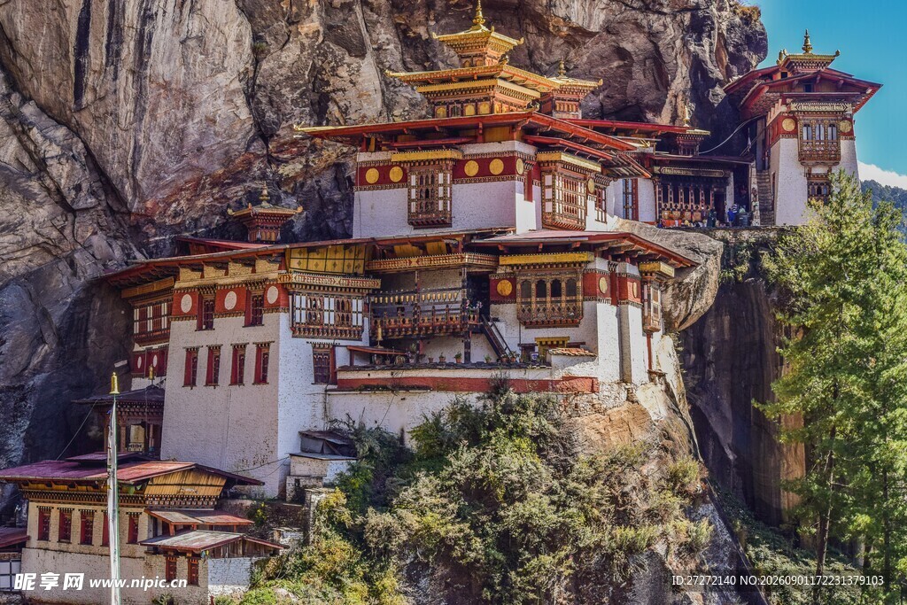悬崖上的精美寺庙建筑