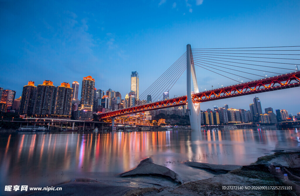 上海外滩夜景中的跨江大桥