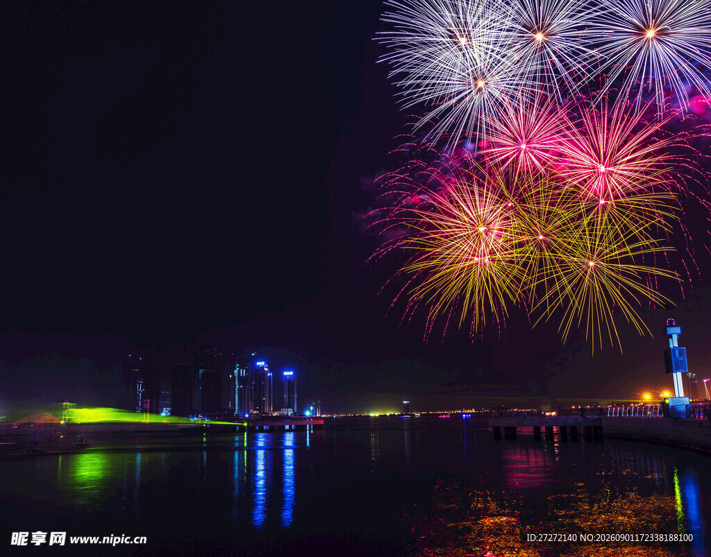 夜湖烟花绽放美景