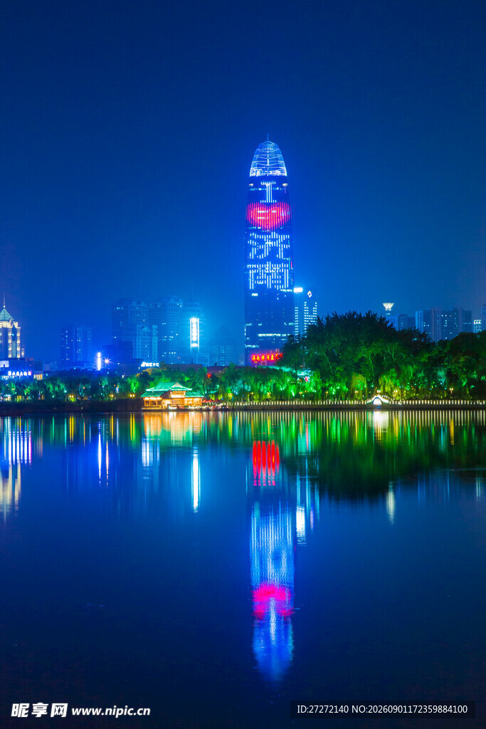 城市夜景下的璀璨湖面倒影
